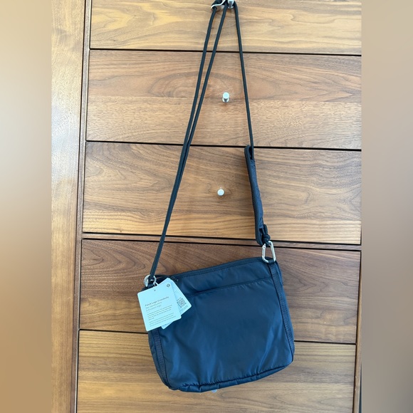 LULULEMON PATCH LOGO BLACK CROSSBODY BAG - Picture 8 of 8